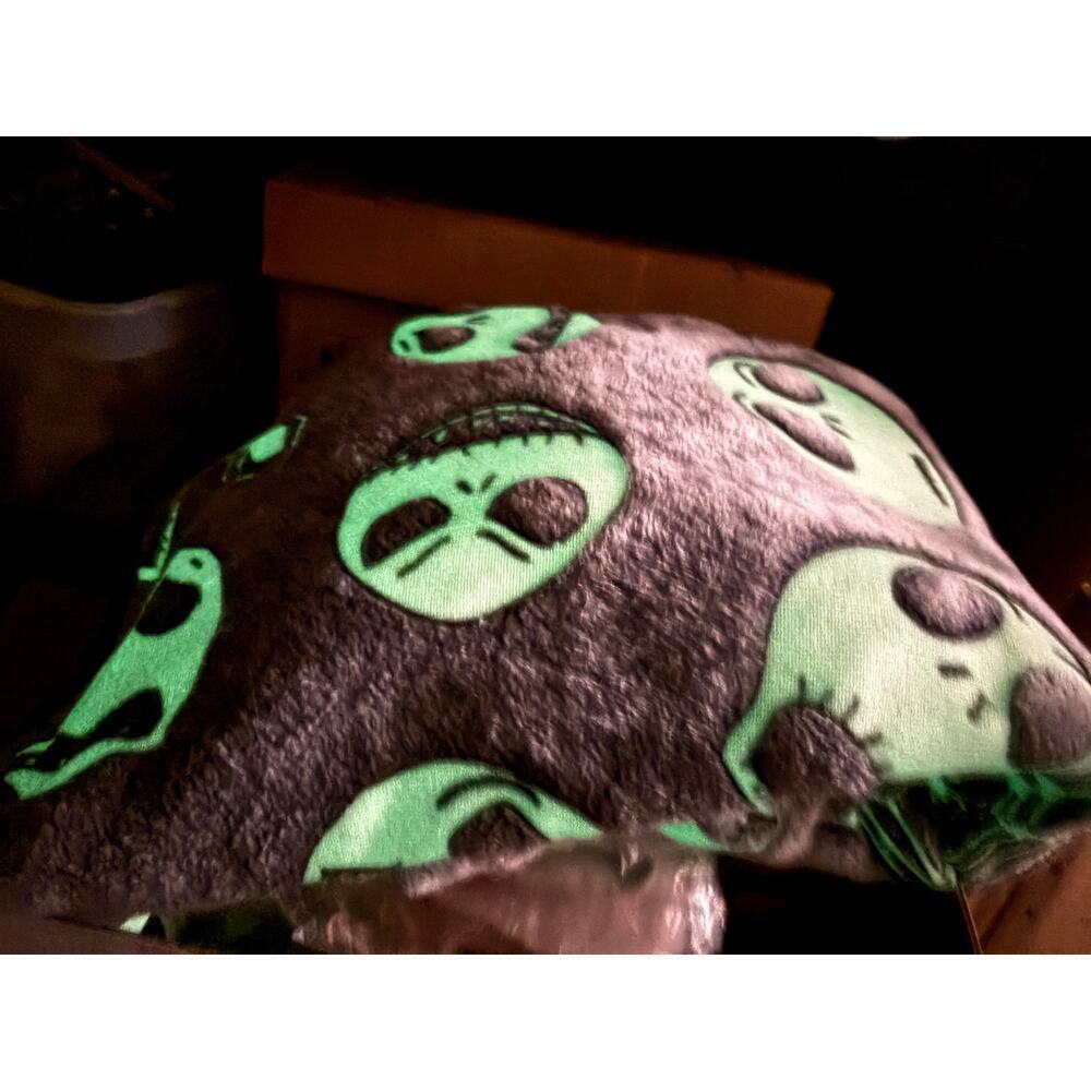 The Nightmare Before Christmas Faces Glow-In-The-Dark Soft Throw Blanket - Picture 2 of 13
